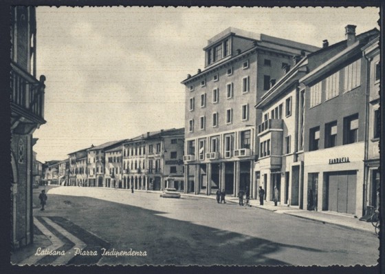 Cartolina del secondo dopoguerra che mostra Piazza Indipendenza a Latisana, dove in passato sorgeva l'abitato di Sottopovolo