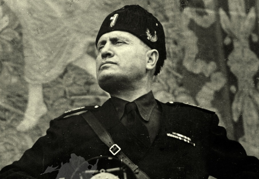 Benito Mussolini durante uno dei suoi discorsi