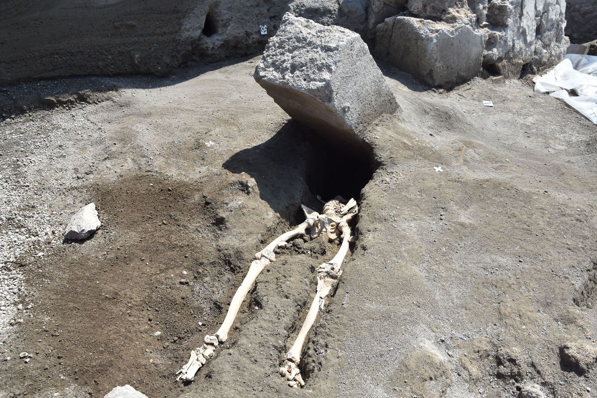 Colpito al capo da un'enorme pietra: questa la tragica fine di un giovane, ennesima vittima dell'eruzione del Vesuvio tornata alla luce dagli scavi Colpito al capo da un'enorme pietra: questa la fine di un giovane, vittima dell'eruzione del Vesuvio tornata alla luce dagli scavi