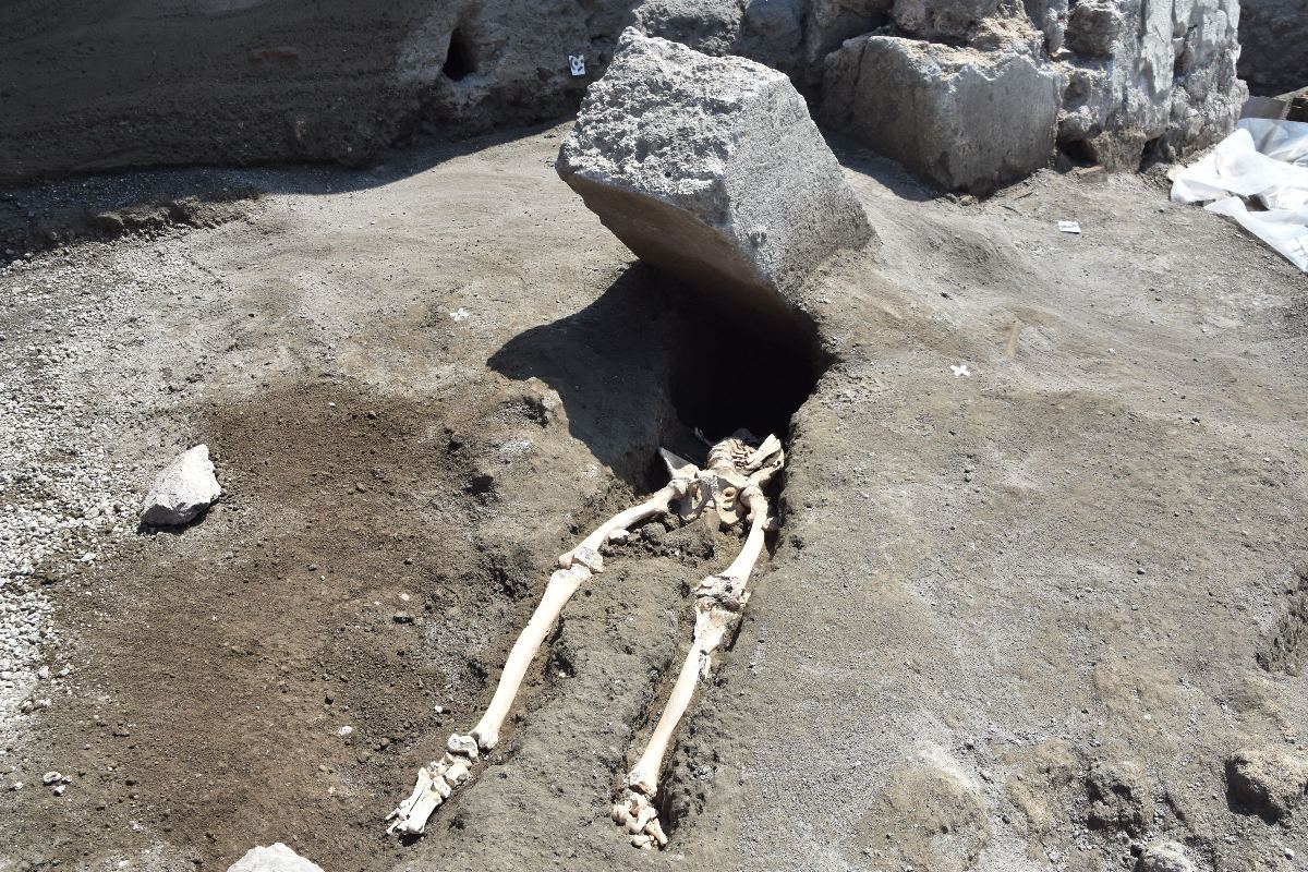 Colpito al capo da un'enorme pietra: questa la fine di un giovane, vittima dell'eruzione del Vesuvio tornata alla luce dagli scavi