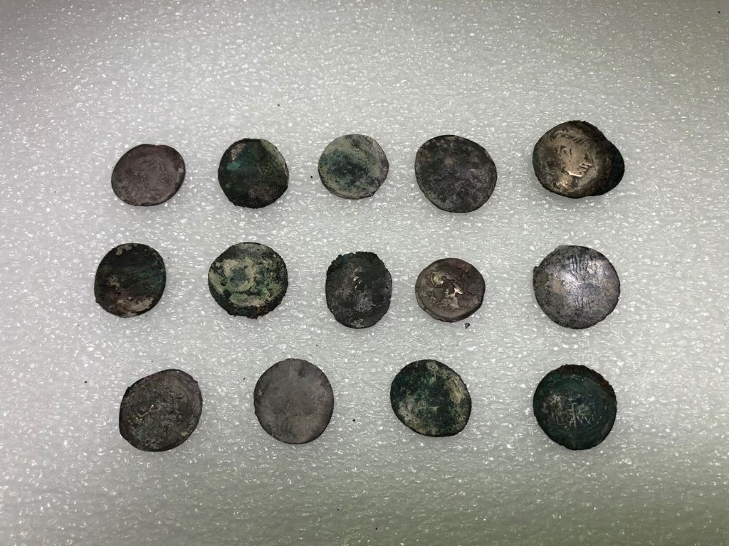 Portano i segni del fuoco anche i denari rinvenuti nella Regio V di Pompei accanto al corpo dell'ultimo fuggiasco Portano i segni del fuoco anche i denari in argento rinvenuti nella Regio V di Pompei, insieme ad una chiave, accanto al corpo dell'ultimo fuggiasco
