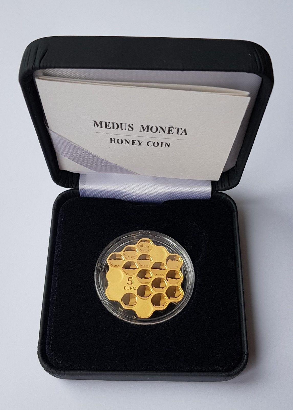 Le finiture differenziate delle superfici placcate in oro esaltano l'originalità della "Honey coin" lettone