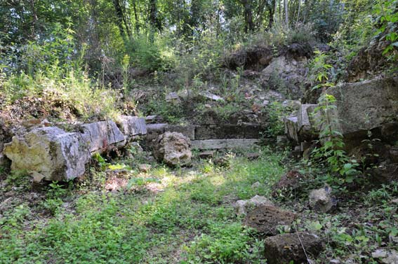 Ciò che rimane della zecca di Castro, poche rovine nel parco archeologico istituito dove un tempo sorgeva la capitale del  Ducato