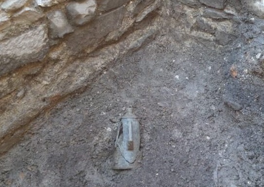 In apertura altre immagini del tesoro di Como, qui il recipiente così come è stato rinvenuto "in situ"