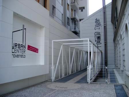 L'ingresso dell Urban Center da Corso Rosmini: nella moderna struttura si svolgerà la mostra del CCNFR