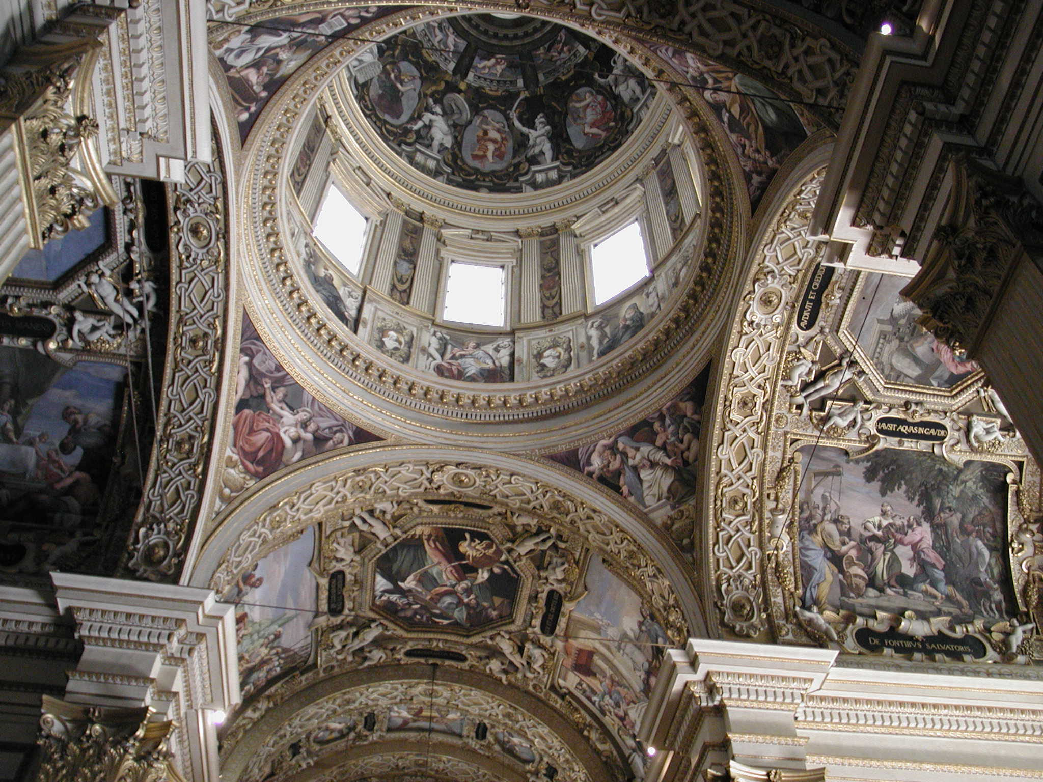 Il maestoso interno affrescato della basilica modenese della Ghiara