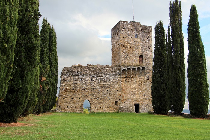 Ciò che resta del castello dei conti Guidi a Romena, in provincia di Arezzo