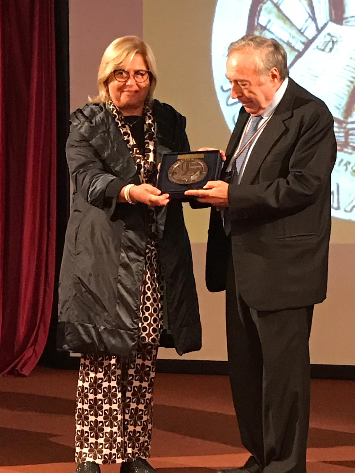 La dottoressa Elisa Vantaggiato, del Mibac, consegna al professor Luisi il Premio "Biblionumis" per il suo contributo alla ricerca numismatica La dottoressa Elisa Vantaggiato