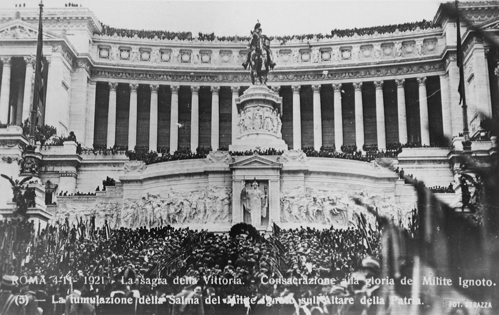 Fig. 3 | Cartolina ricordo del 4 novembre 1921: la tumulazione del Milite Ignoto al Vittoriano in Roma