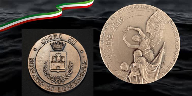 La medaglia in bronzo patinato riporta al rovescio lo stemma comunale