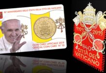 Un sorridente papa Bergoglio sulla coincard per il 90° dello Stato