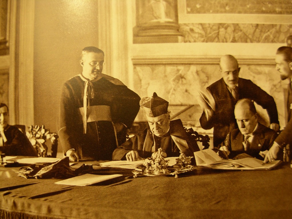 Un'immagine d'epoca che immortala la firma dei trattati tra Stato e Chiesa nel 1929