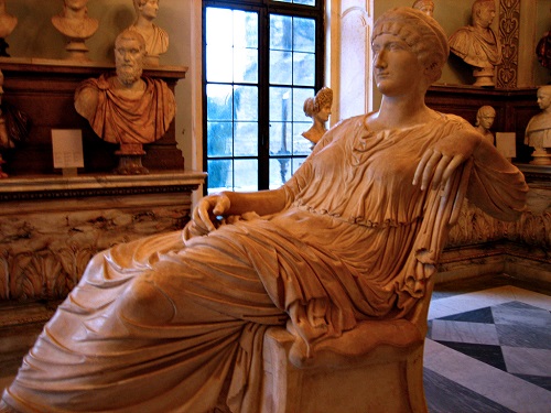 Scultura a figura intera di Elena seduta, oggi ai Musei Capitolini