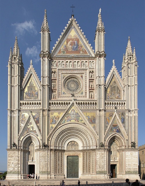 La splendida facciata del Duomo di Orvieto, danneggiata dal sisma del 1832 e riportata all'originario splendore di marmi e mosaici