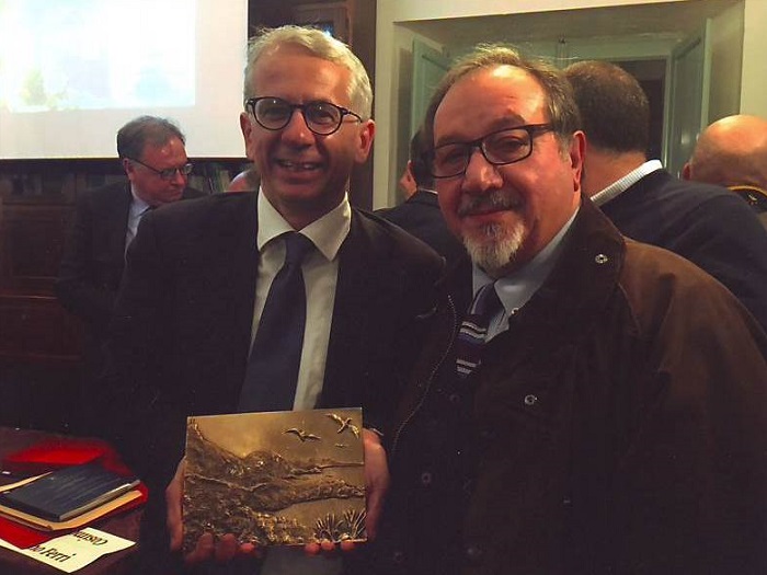 Il maestro Vincenzo Dino Patroni (a destra) con l'on. Cosimo Ferri che ha ricevuto il Premio "Nunù Calabretta"