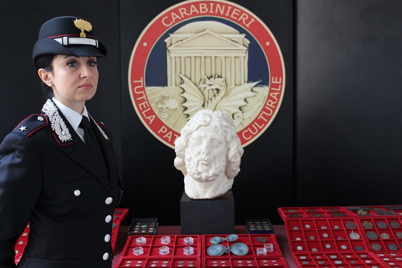 Carabinieri per la cultura: l'immagine di un recupero di monete e reperti archeologici effettuato nello scorso novembre