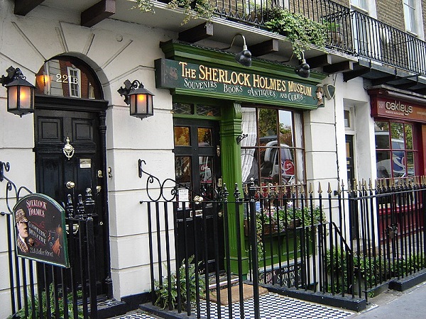 Il numero 221B di Baker Street a Londra, abitazione e studio di Sherlock Holmes e meta turistica