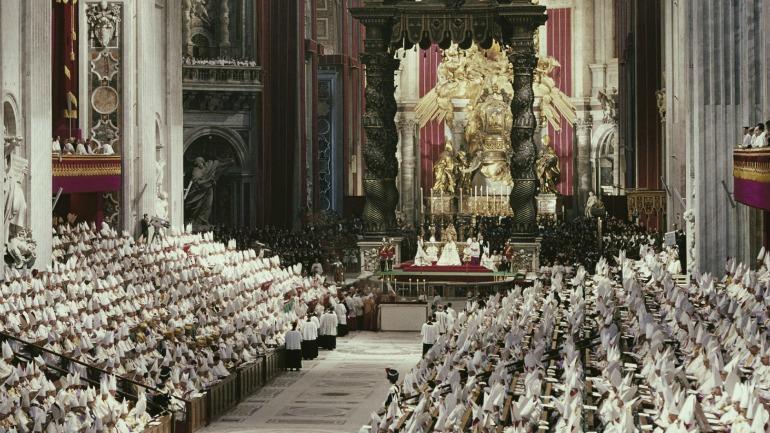 Una delle sessioni plenarie del Concilio Vaticano II celebrata in San Pietro alla presenza del pontefice
