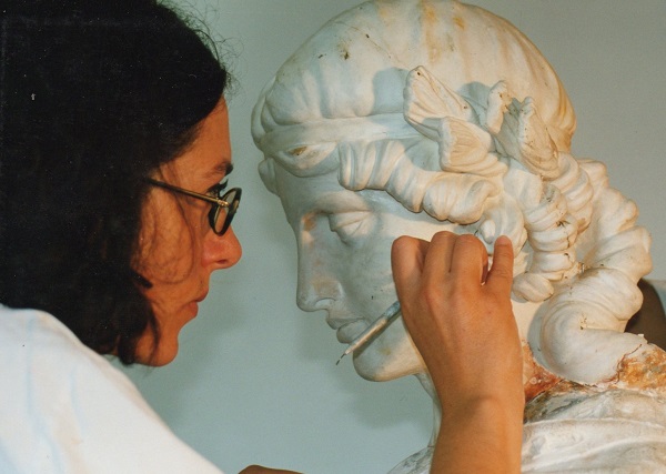 La scultrice e medaglista Orietta Rossi al lavoro in una foto tratta dal suo sito personale