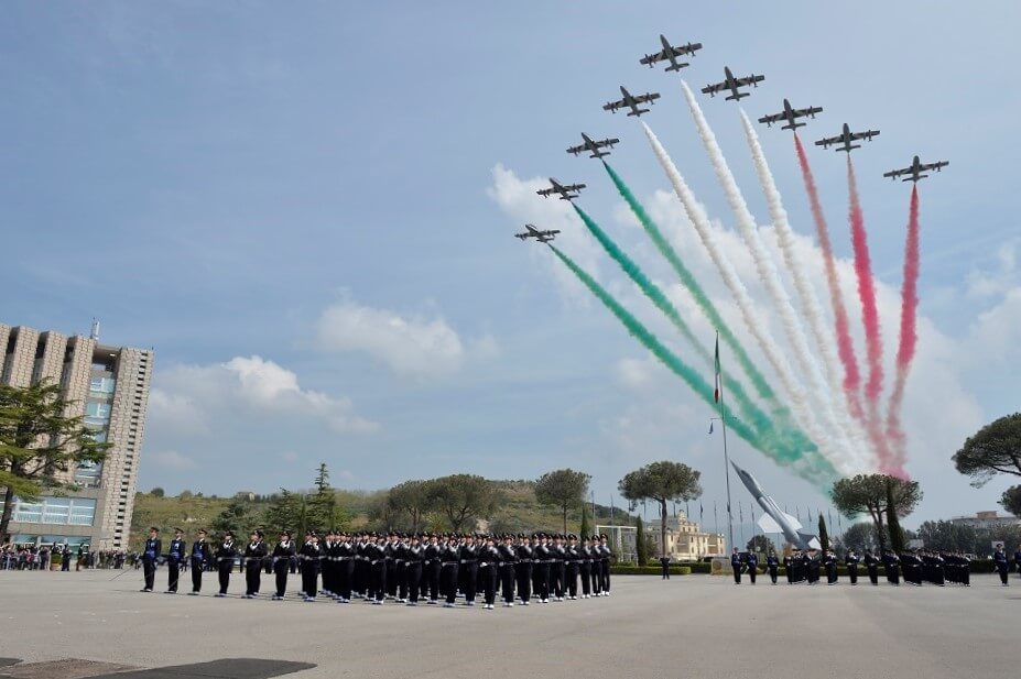 Il sorvolo delle Frecce Tricolori sul piazzale dell'Accademia di Pozzuoli lo scorso 17 aprile