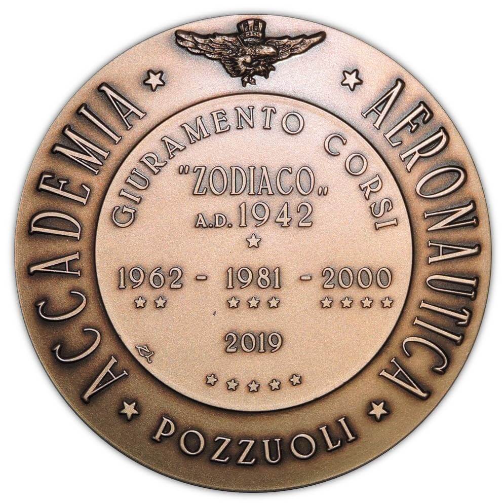 Al rovescio, la medaglia dello "Zodiaco V" riporta le date di tutti i Corsi ufficiali omonimi che si sono susseguiti nel tempo