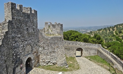 Veduta del castello di Berat, a sud di Tirana: l'imponente fortezza del XIII secolo è raffigurata al dritto dei 10 lek