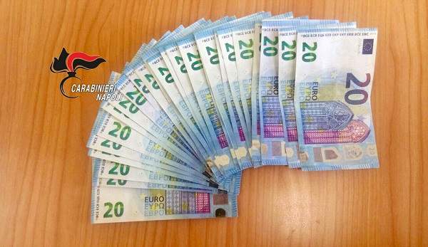Mazzeta di false banconote da 20 euro sequestrata dai Carabinieri di Napoli