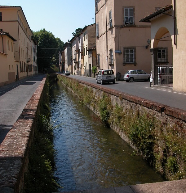 Il fosso, appena entro le nuove mura di Lucca, lungo il quale venne realizzata la prima trafila per monete alla fine del XVII secolo