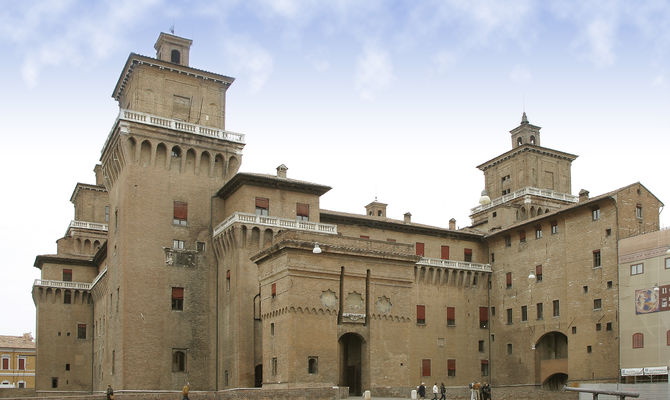L'imponente castello di Ferrara, residenza principale della dinastia estense L'imponente castello di Ferrara, residenza principale della dinastia estense