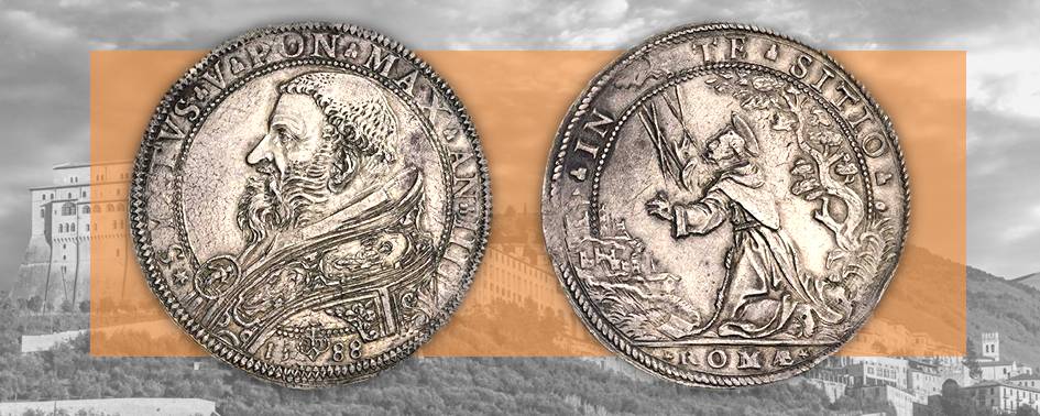 Sisto V, francescano, fa coniare nel 1588 la prima, grande moneta pontificia dedicata al santo di Assisi: si tratta della magnifica piastra sulla quale Francesco è ritratto mentre, sul monte della Verna, riceve le Stimmate
