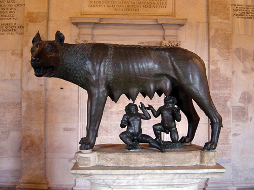 La celebre lupa conservata ai Musei Capitolini, simbolo di Roma e del suo mito di fondazione