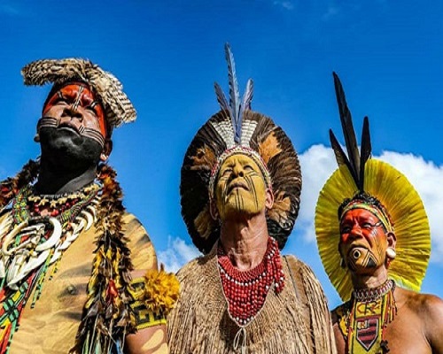 Indios dell'Amazzonia: con la foresta stanno velocemente scomparendo anche culture, tradizioni millenarie, l'identità di interi popoli