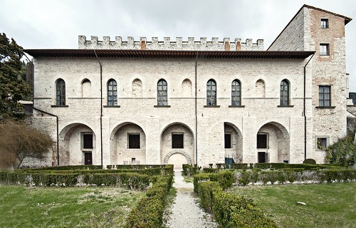 Il suggestivo Palazzo Ducale di Gubbio, sede museale che ospiterà la mostra numismatica sulle monete dedicate a sant'Ubaldo