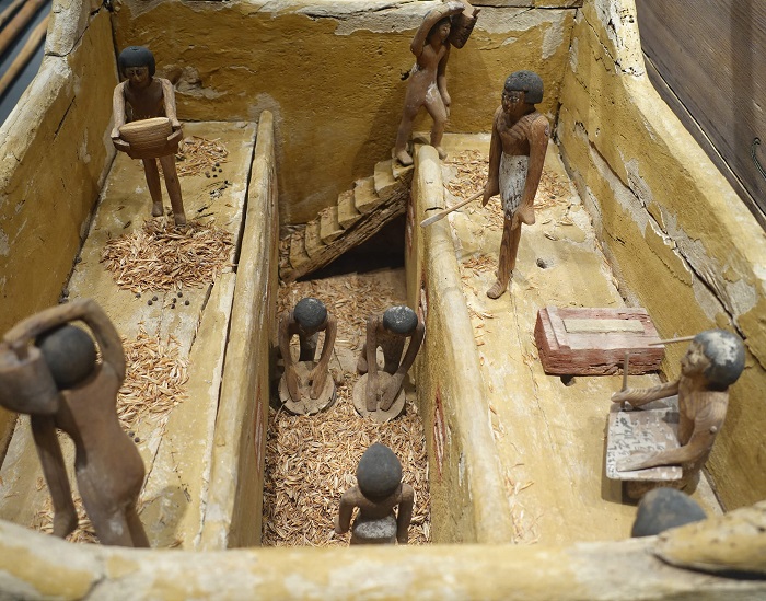 Uno scriba nel granaio annota quanto grano viene immagazzinato. Dal corredo funebre di un "Gemniemhat". Saqqara, intorno al 1990 a.C. Ny Carlsberg Glyptothek (courtesy Ursula Kampmann)