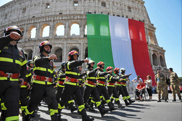 Vigili del Fuoco in parata in occasione della festa del 2 giugno ai Fori Imperiali a Roma