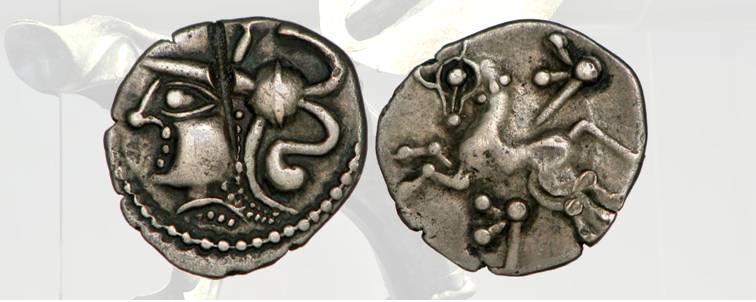 6. Denario in argento della tribù celtica degli Aulerci Cenomani, 80-50 a.C. circa, De La Tour 5980. D/ Volto con copricapo decorato. R/ Cavallo al galoppo fra due carnyx stilizzati