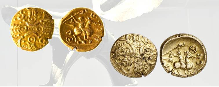  7. Stateri aurei di Tasciovanus, re dei britanni Catuvellauni, 25 a.C. - 10 d.C. circa, Rudd, Ancient British Coins 2565. D/ Composizione decorativa simbolica con mezze lune centrali. R/ Cavaliere che brandisce il carnyx e ruote di carro da guerra