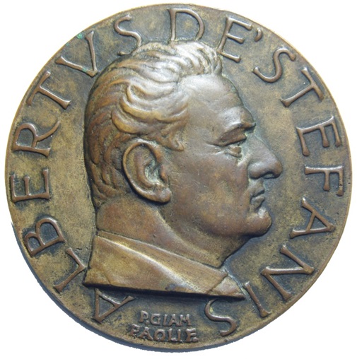 Una rarissima medaglia opera di Pietro Giampaoli effigia Alberto De Stefani, politico e illuminato imprenditore oltre che accademico e giornalista
