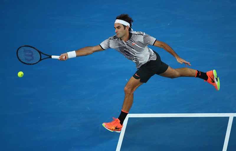 Una plastica immagine del grande campione Roger Federer sul sintetico: mai nessuno come lui ha vinto tanto nei tornei del Grande Slam o ha dominato così a lungo il ranking ATP