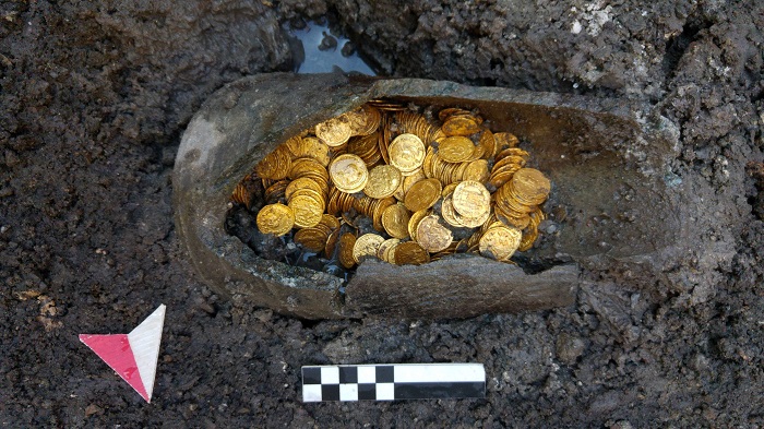 Una bella immagine del tesoro di monete d'oro di Como al momento del suo rinvenimento in centro storico nel 2018