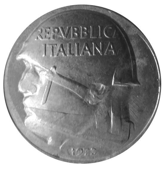 Il dritto della 10 lire ribattuta del 1973 appare convesso e il profilo di Mussolini si compone con l'aratro dell'impronta originaria