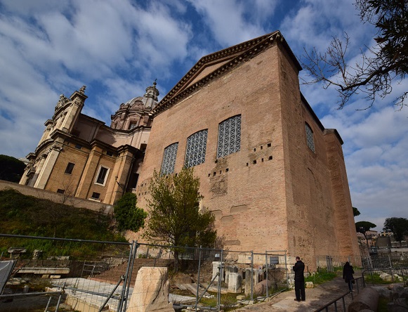 L'edificio della Curia Iulia a Roma e l'adiacente chiesa come si presentano oggi 