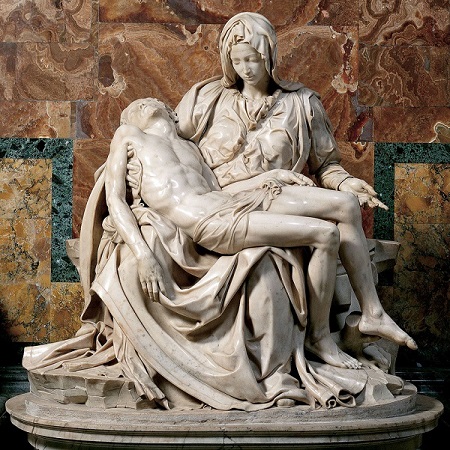 La "Pietà" scolpita da un Michelangelo appena ventiquattrenne, simbolo universale del connubio tra art e fede