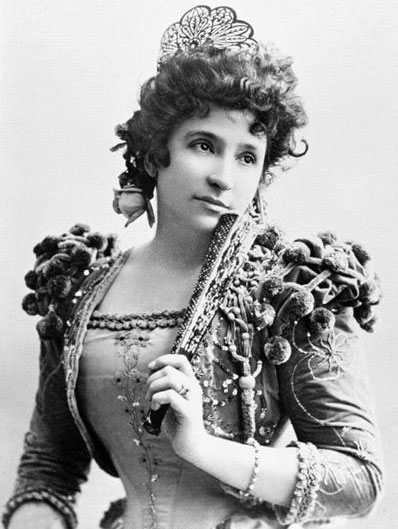 Nellie Melba (1861-1931), al secolo Helen Porter Mitchell, oltre che per la sua voce resta famosa per la pesca melba e il melba toast, un dessert e uno spuntino creati in suo onore dal grande chef francese Auguste Escoffier Nellie Melba (1861-1931), al secolo Helen Porter Mitchell, oltre che per la sua voce resta famosa per la pesca melba e il melba toast, un dessert e uno spuntino creati in suo onore dal grande chef francese Auguste Escoffier