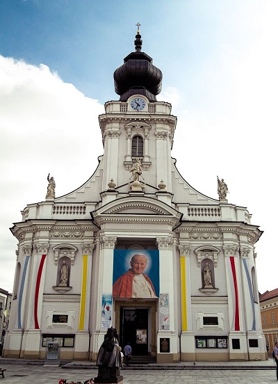 La Cattedrale di Wadowice, luogo simbolo nella vita di Karol Wojtyla, rappresenta una delle mete di pellegrinaggio più visitate per i devoti del papa santo scomparso nel 2005