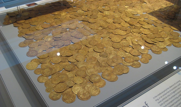 Un magnifico tesoro di monete inglesi proveniente dal Regno Unito ed esposto, integralmente, nel percorso di visita della sezione numismatica del British Museum, a Londra Un magnifico tesoro di monete inglesi proveniente dal Regno Unito ed esposto, integralmente, nel percorso di visita della sezione numismatica del British Museum, a Londra