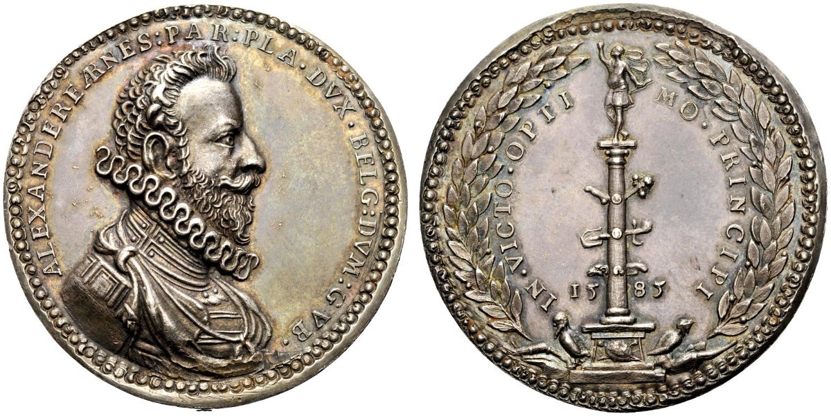 Alessandro Farnese, duca di Parma e Piacenza e governatore dei territori spagnoli in Olanda e Belgio (1545-1592). Medaglia 1585 opus Jacob Jonghelinck (Ag, mm 49 per g 41). Alessandro Farnese era il figlio di Margherita d'Austria, moglie di Ottavio Farnese. Era un buon generale e un diplomatico capace di recuperare il controllo dei Paesi Bassi per lo zio Filippo II, re di Spagna, durante la Rivolta olandese. Questa medaglia celebra la sua entrata trionfale ad Anversa nel 1585 paragonandolo ad Alessandro Magno