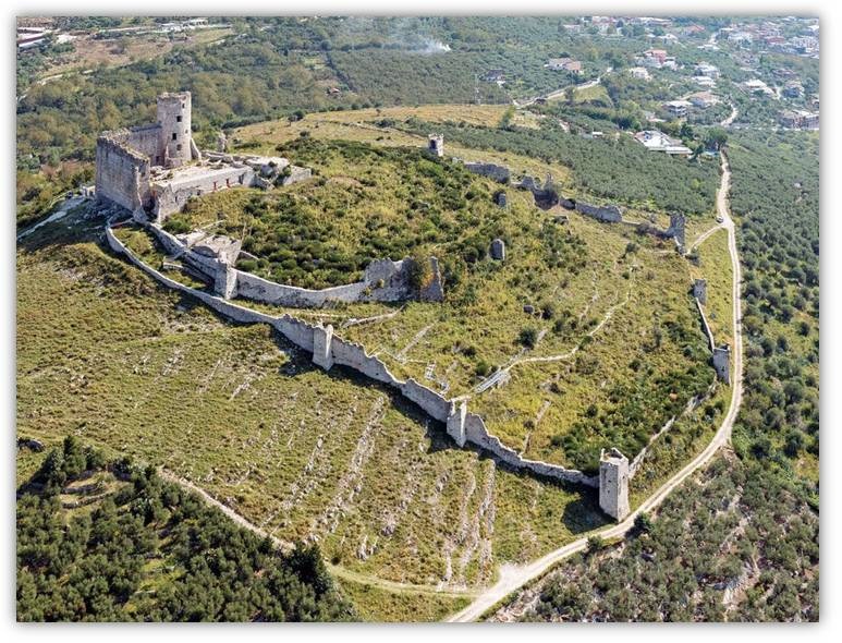 Una bella veduta aerea dei resti dell'imponente castello di Avella, in provincia di Avellino, con la sua triplice cinta muraria e l'imponente torrione circolare che dominano le valli sottostanti