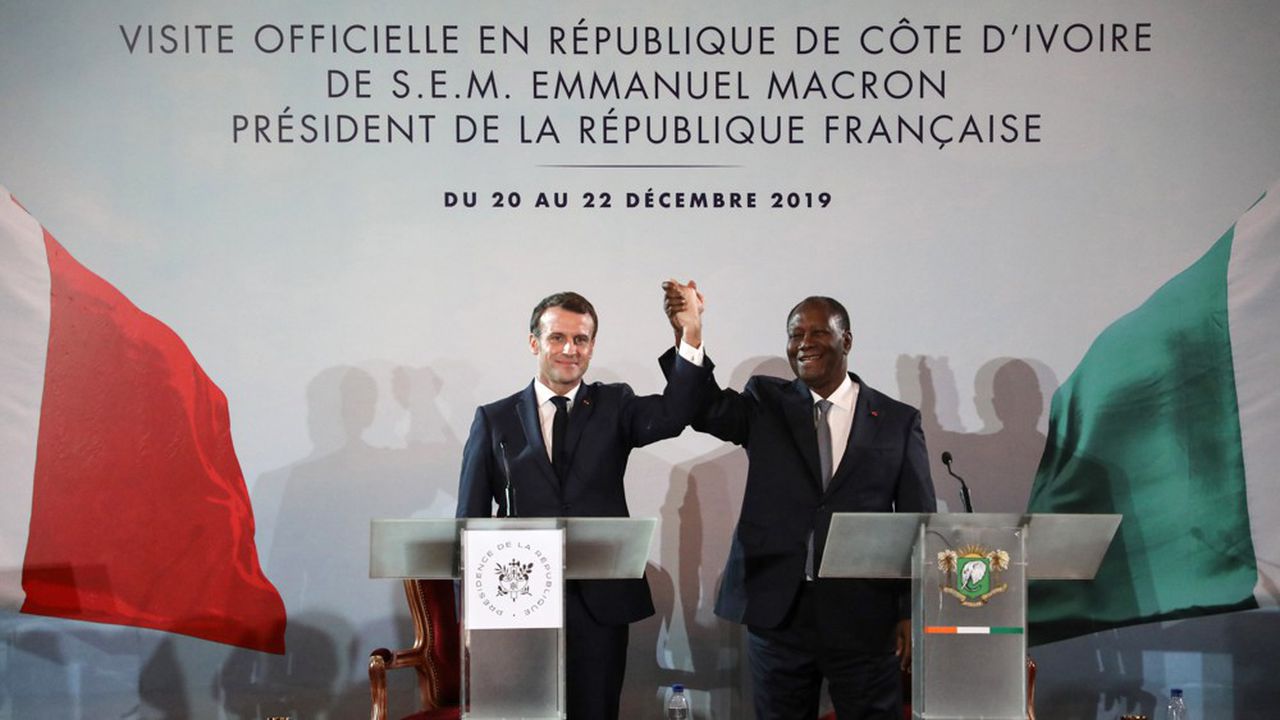 Il presidente francese Emmanuel Macron con quello ivoriano Alassane Ouattara durante gli incontri che hanno sancito anche il pensionamento del franco CFA