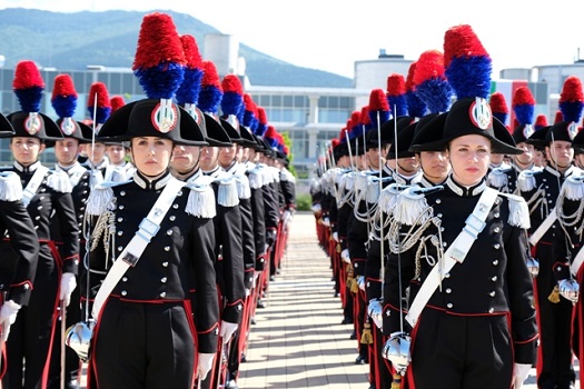 Un'istantanea del giuramento presso la Scuola marescialli e brigadieri di Firenze, inaugurata nel 2016 nella zona dell'aeroporto di Peretola